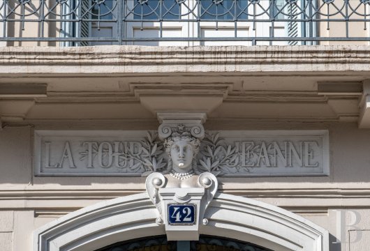 paca - Dans le centre historique de Hyères, un lumineux appartement haussmannien de 150 m², au troisième étage, avec cinq chambres et vue mer partielle