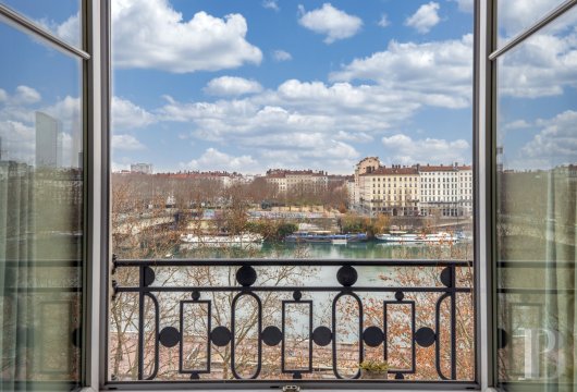 rhones-alps - A flat in an elegant building, perched on the banks  of the Rhone River, within Lyon’s 1st arrondissement, a Unesco World Heritage Site