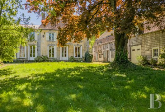 centre-val-de-loire - Au sein d’une « Petite cité de caractère » du Perche, à 110 km de Paris,
 une demeure bourgeoise du 19e s., ses communs et son parc de 2,5 ha