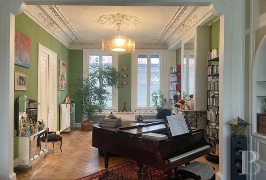 nord-pas-de-calais - À 10 min de Lille, dans le centre-ville de Roubaix, une maison bourgeoise de 330 m² et son jardin arboré