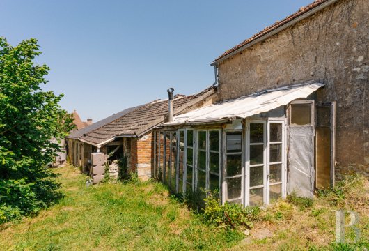 character properties France burgundy   - 16