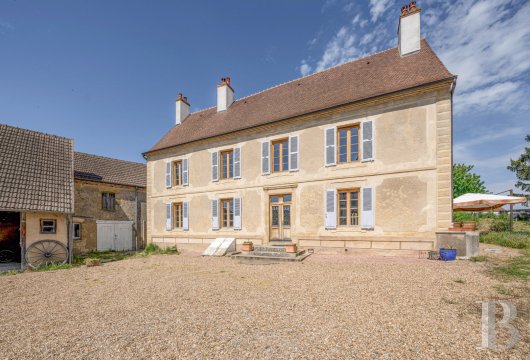 burgundy - 2 h 30 from Paris, an elegant 18th-century maison de maître, its outbuildings and park overlooking the Canal du Nivernais