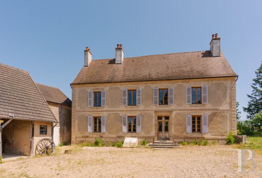 bourgogne - À 2 h 30 de Paris, une élégante maison de maître du 18e s., ses dépendances et son parc surplombant le canal du Nivernais