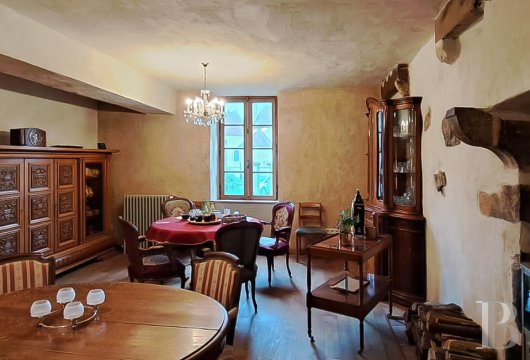 character properties France burgundy   - 6