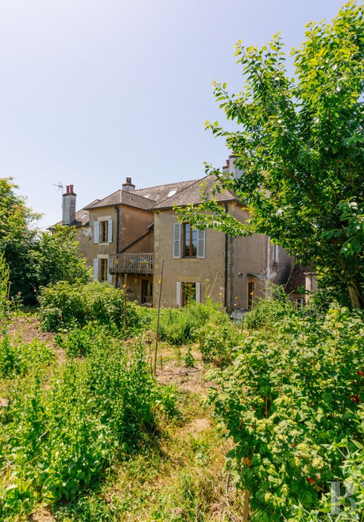 character properties France burgundy   - 3