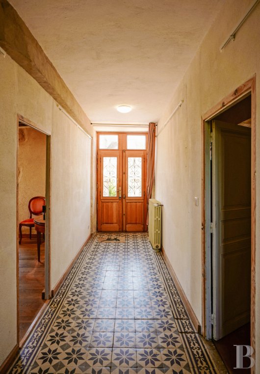 character properties France burgundy   - 4