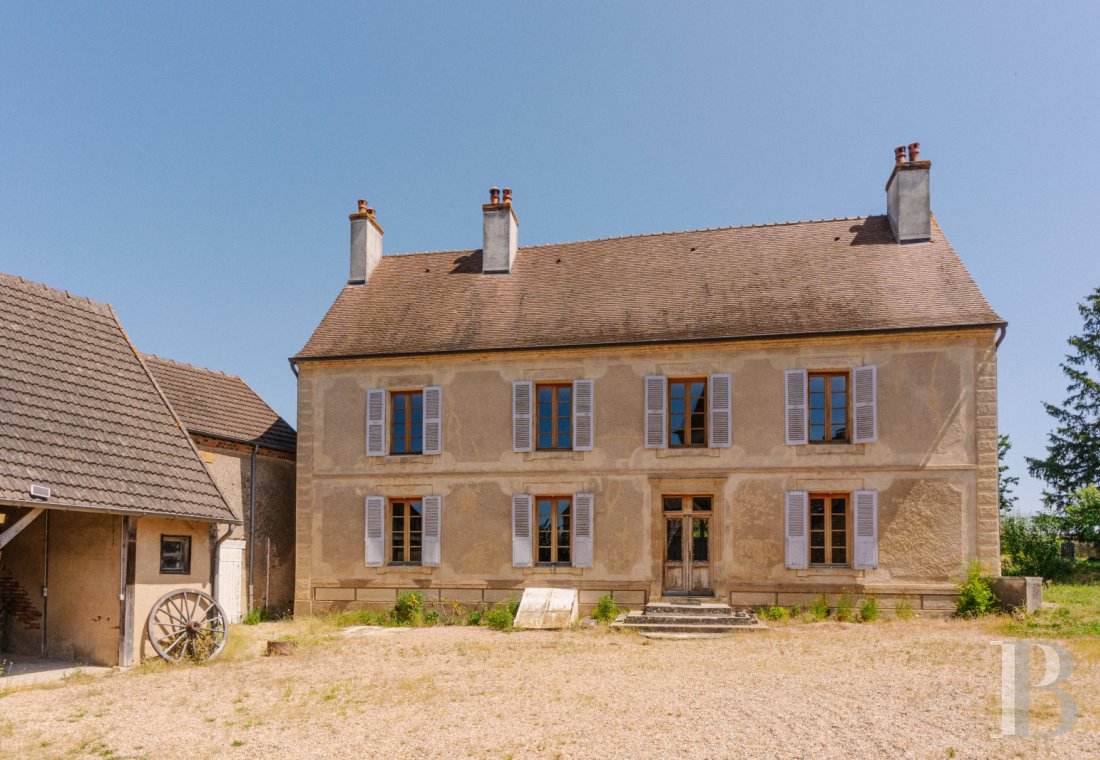 Character houses for sale - burgundy - À 2 h 30 de Paris, une élégante maison de maître du 18e s., ses dépendances et son parc surplombant le canal du Nivernais