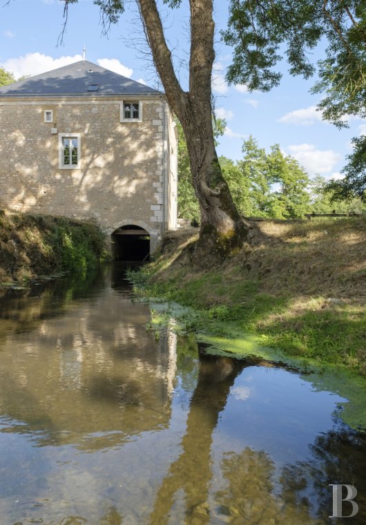 An old mill and miller's house beside a river near Argenton-sur-Creuse in the Indre department  - photo  n°2