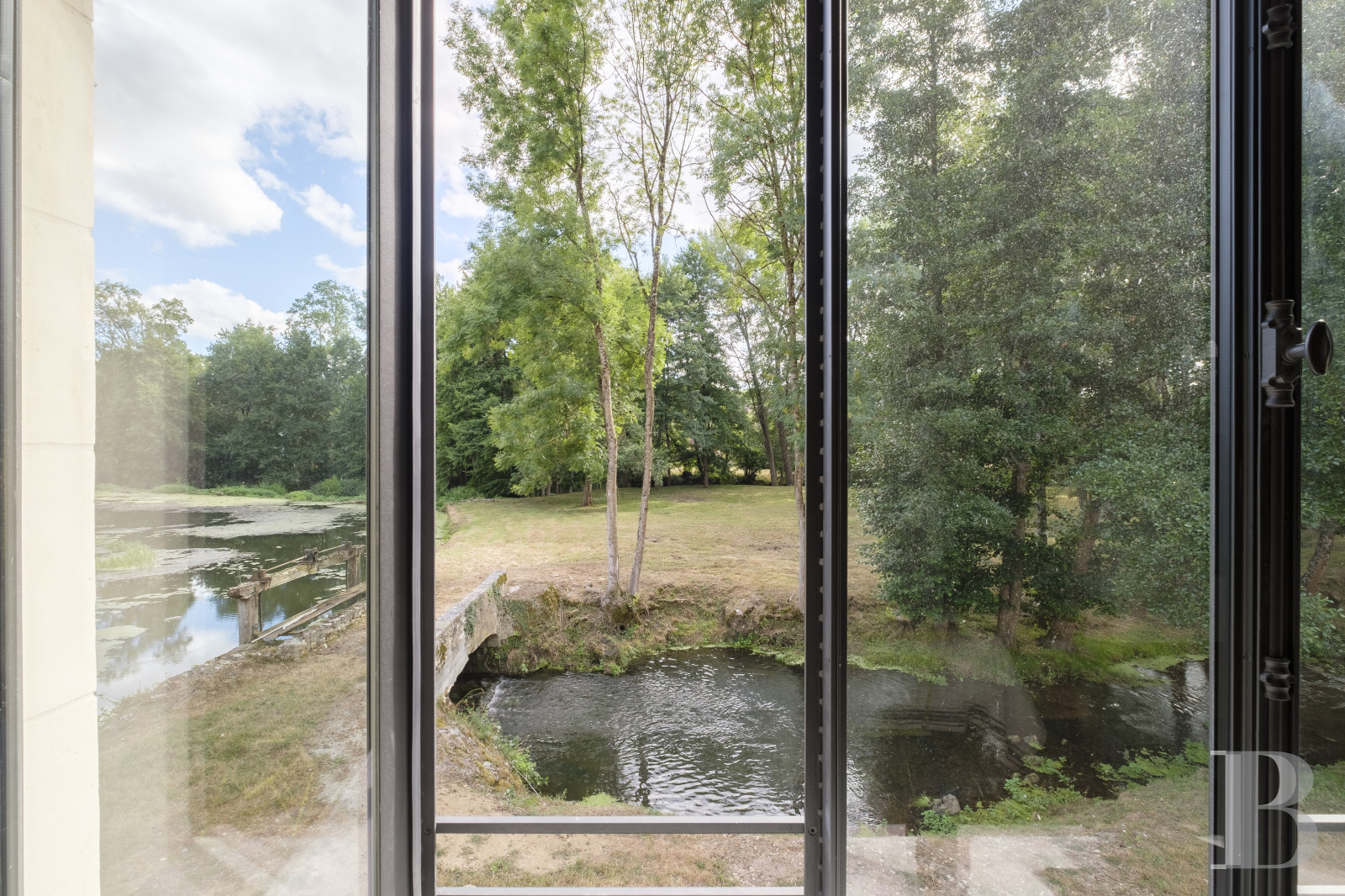 An old mill and miller's house beside a river near Argenton-sur-Creuse in the Indre department  - photo  n°16