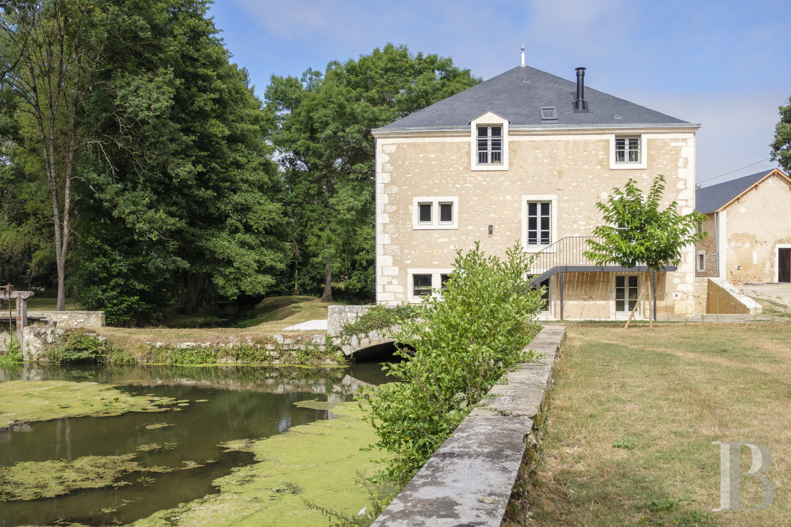 An old mill and miller's house beside a river near Argenton-sur-Creuse in the Indre department  - photo  n°30