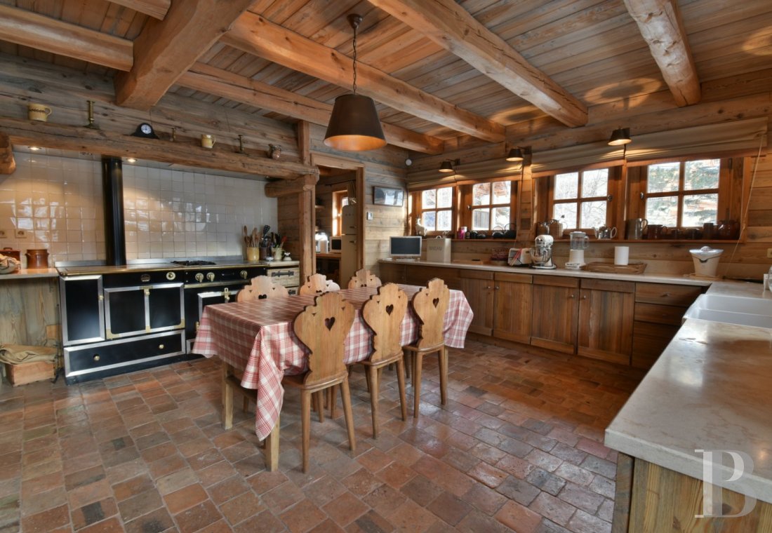 A vast chalet built to the highest standards by the «compagnons du devoir» near Monêtier-les-Bains in the Hautes-Alpes department - photo  n°12