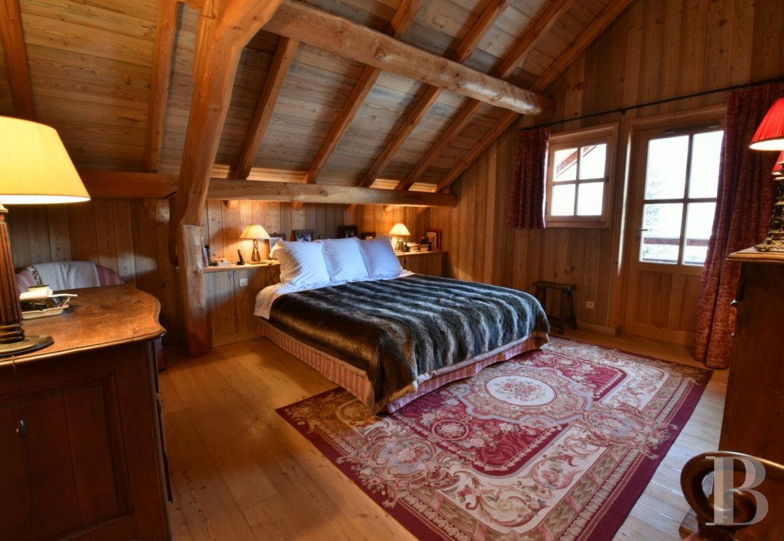 A vast chalet built to the highest standards by the «compagnons du devoir» near Monêtier-les-Bains in the Hautes-Alpes department - photo  n°17