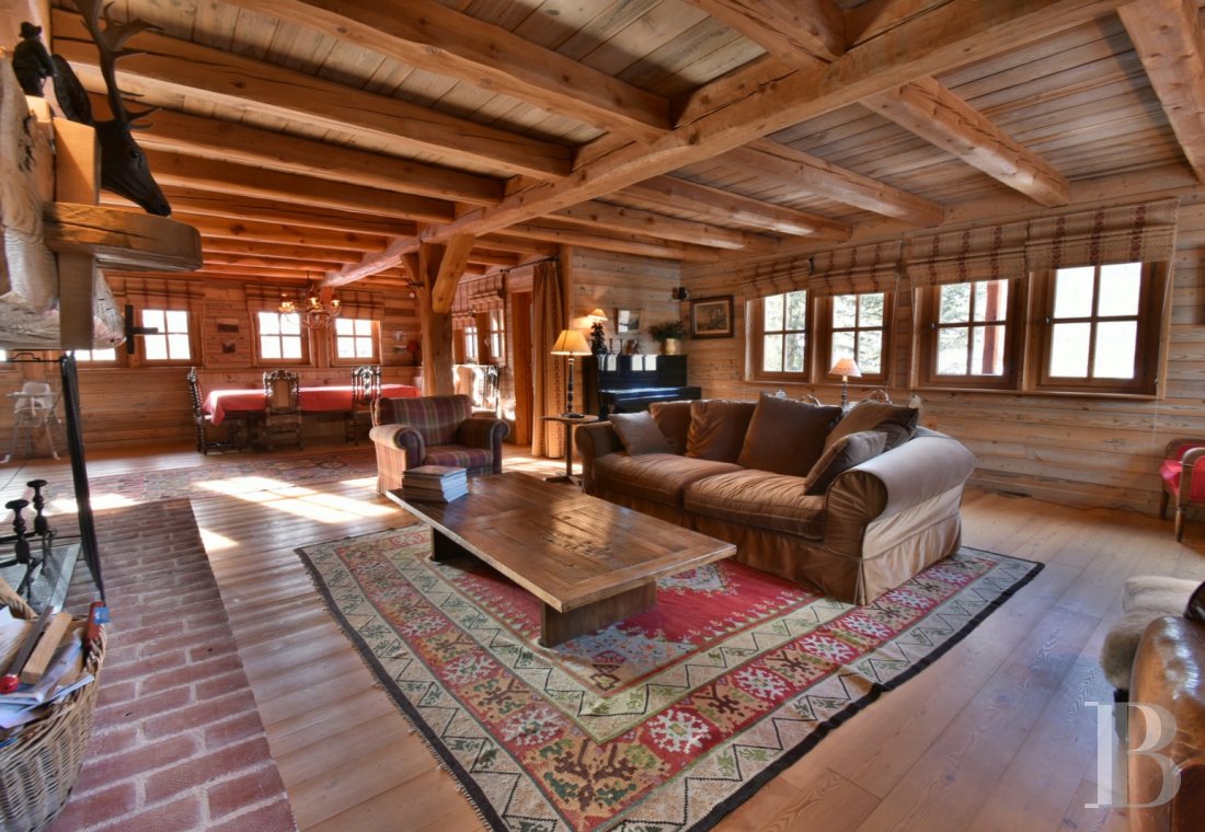 A vast chalet built to the highest standards by the «compagnons du devoir» near Monêtier-les-Bains in the Hautes-Alpes department - photo  n°6