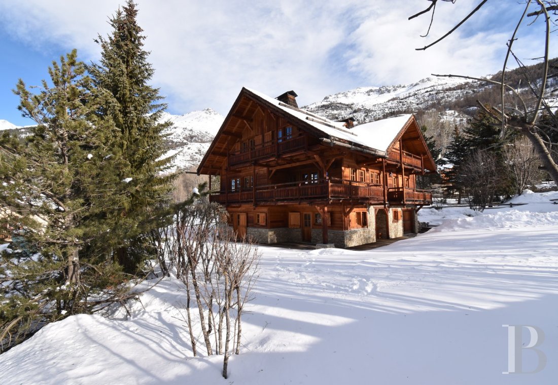 A vast chalet built to the highest standards by the «compagnons du devoir» near Monêtier-les-Bains in the Hautes-Alpes department - photo  n°24