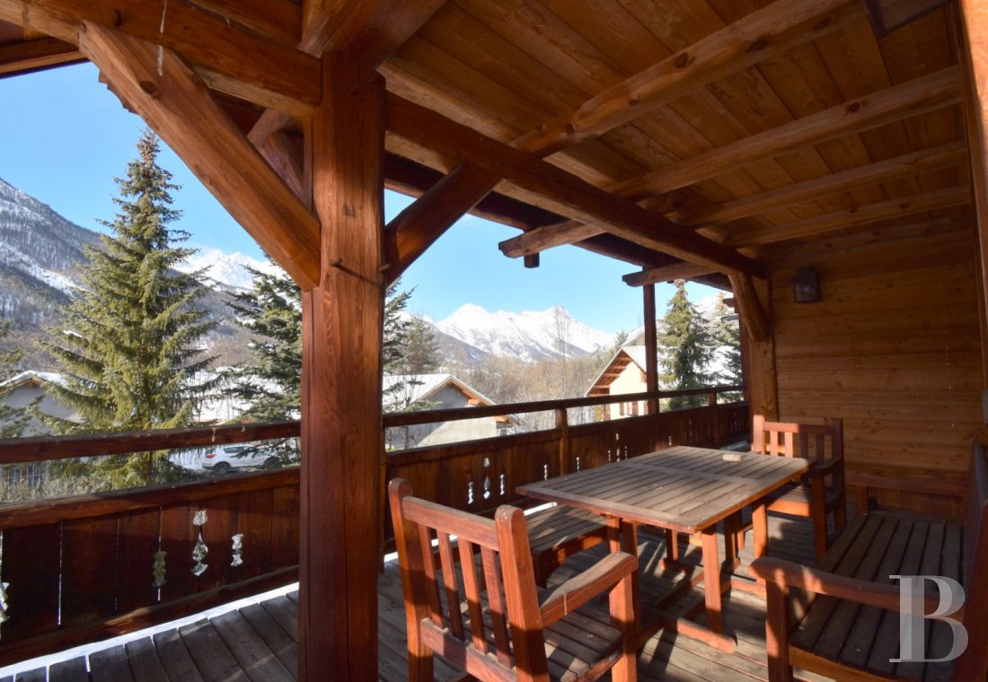 A vast chalet built to the highest standards by the «compagnons du devoir» near Monêtier-les-Bains in the Hautes-Alpes department - photo  n°23