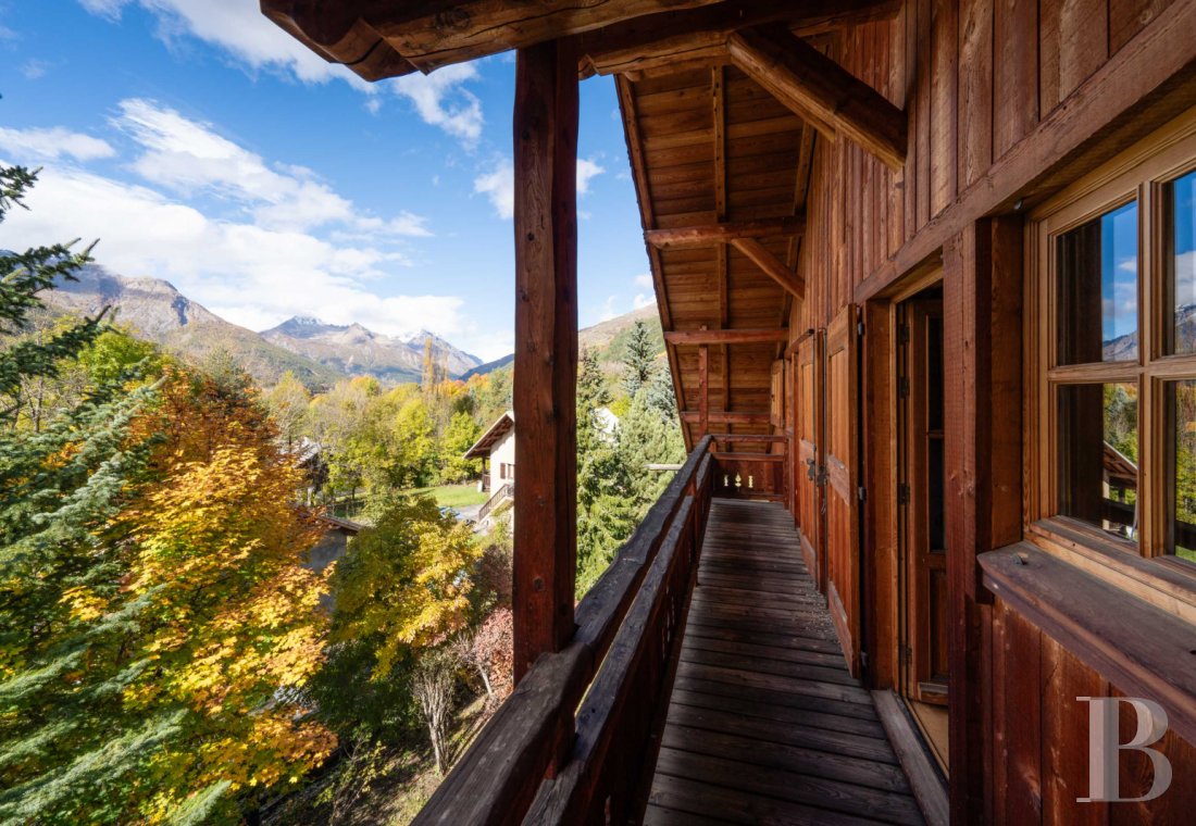 A vast chalet built to the highest standards by the «compagnons du devoir» near Monêtier-les-Bains in the Hautes-Alpes department - photo  n°2