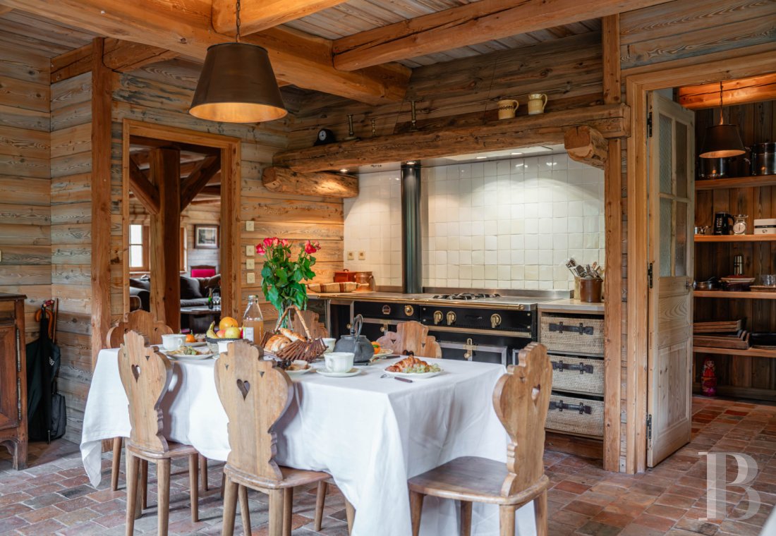 A vast chalet built to the highest standards by the «compagnons du devoir» near Monêtier-les-Bains in the Hautes-Alpes department - photo  n°8