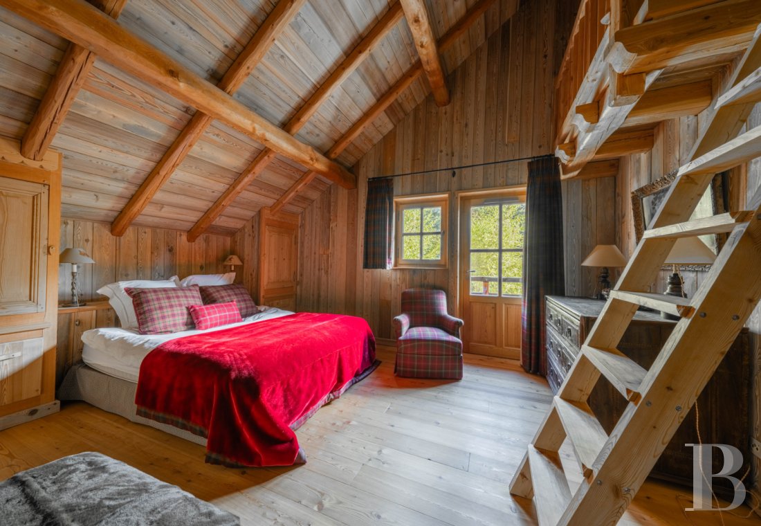 A vast chalet built to the highest standards by the «compagnons du devoir» near Monêtier-les-Bains in the Hautes-Alpes department - photo  n°16