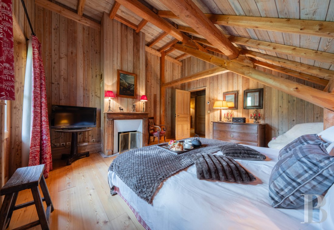 A vast chalet built to the highest standards by the «compagnons du devoir» near Monêtier-les-Bains in the Hautes-Alpes department - photo  n°21