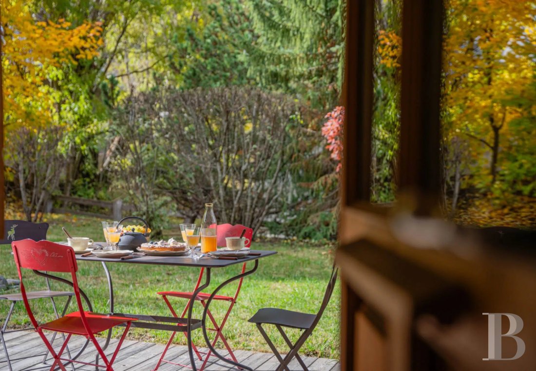 A vast chalet built to the highest standards by the «compagnons du devoir» near Monêtier-les-Bains in the Hautes-Alpes department - photo  n°11