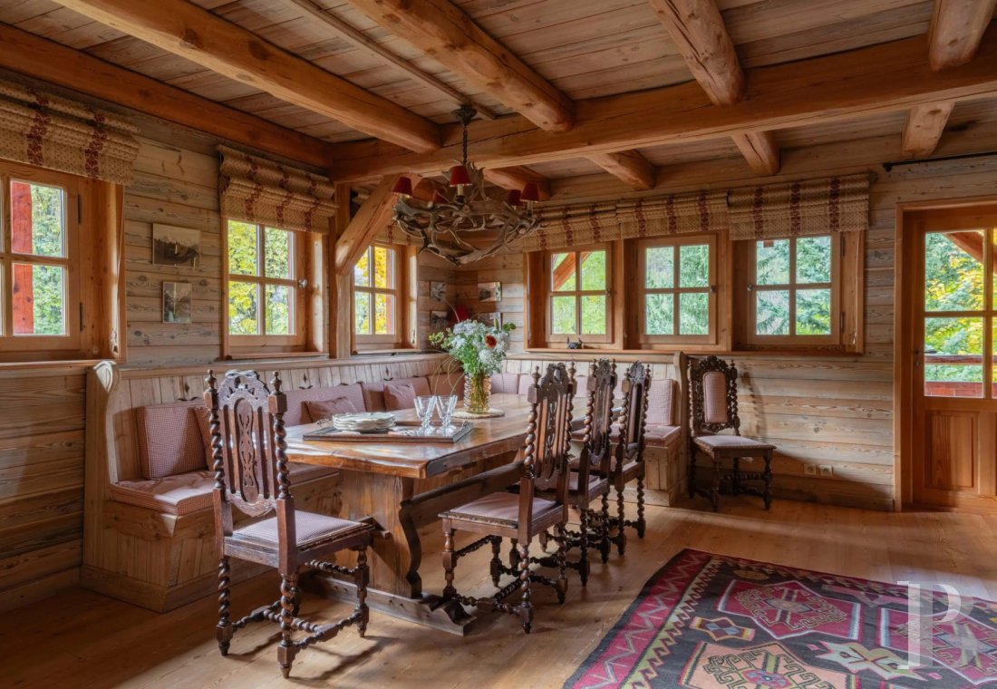 A vast chalet built to the highest standards by the «compagnons du devoir» near Monêtier-les-Bains in the Hautes-Alpes department - photo  n°10