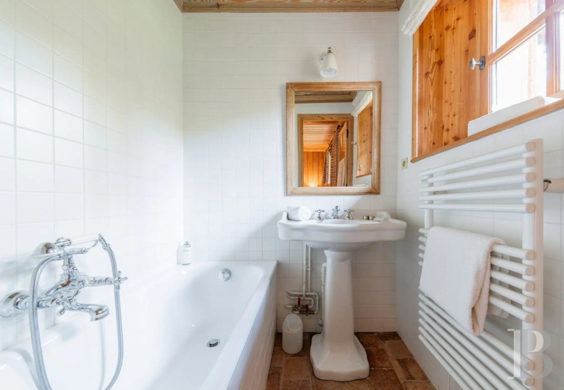 A vast chalet built to the highest standards by the «compagnons du devoir» near Monêtier-les-Bains in the Hautes-Alpes department - photo  n°20