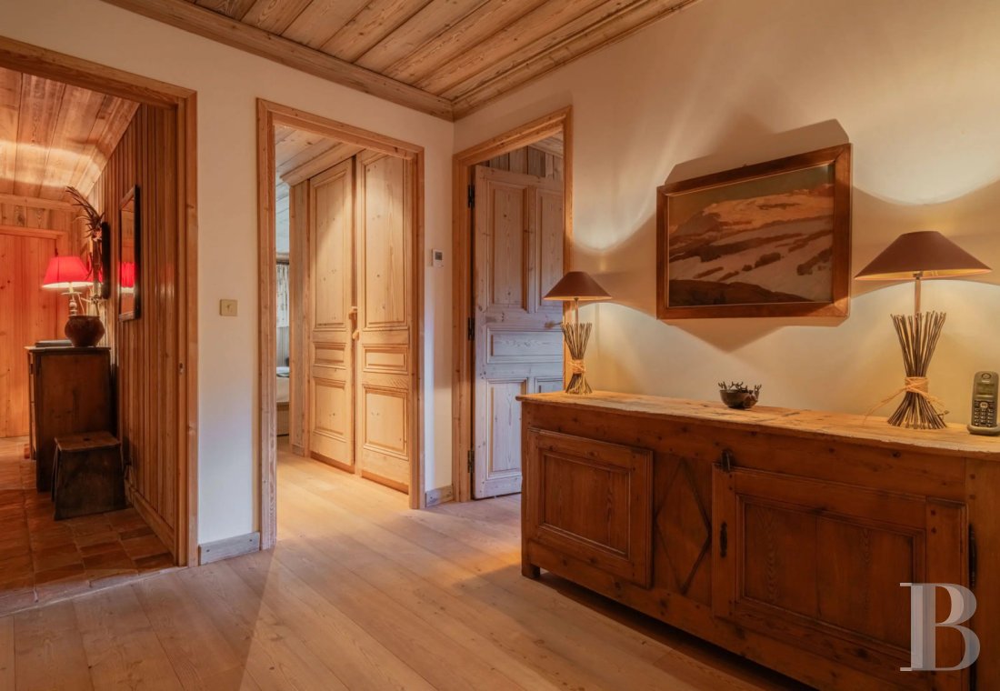 A vast chalet built to the highest standards by the «compagnons du devoir» near Monêtier-les-Bains in the Hautes-Alpes department - photo  n°14