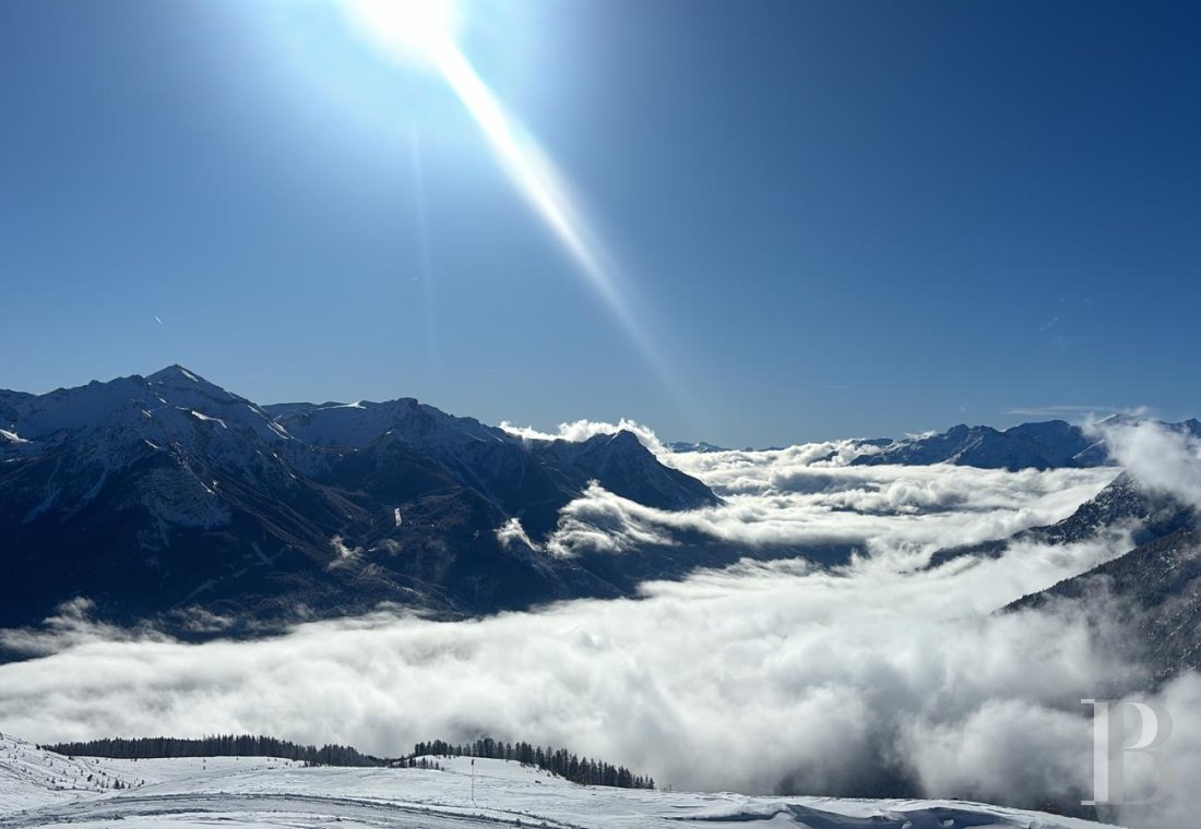 A vast chalet built to the highest standards by the «compagnons du devoir» near Monêtier-les-Bains in the Hautes-Alpes department - photo  n°3