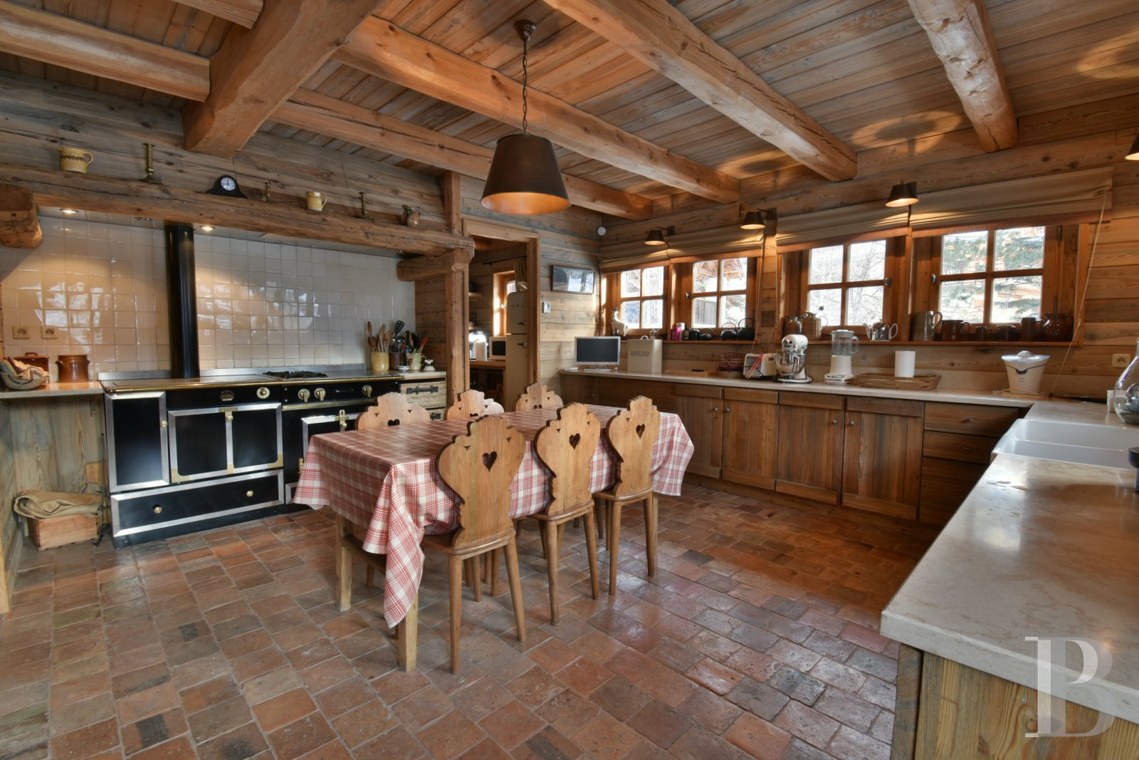 A vast chalet built to the highest standards by the «compagnons du devoir» near Monêtier-les-Bains in the Hautes-Alpes department - photo  n°12