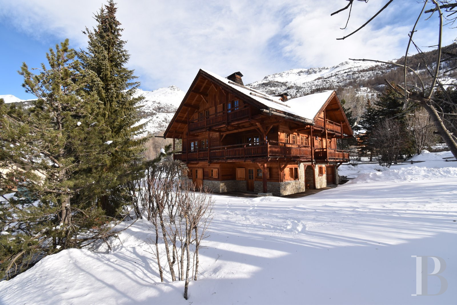 A vast chalet built to the highest standards by the «compagnons du devoir» near Monêtier-les-Bains in the Hautes-Alpes department - photo  n°24
