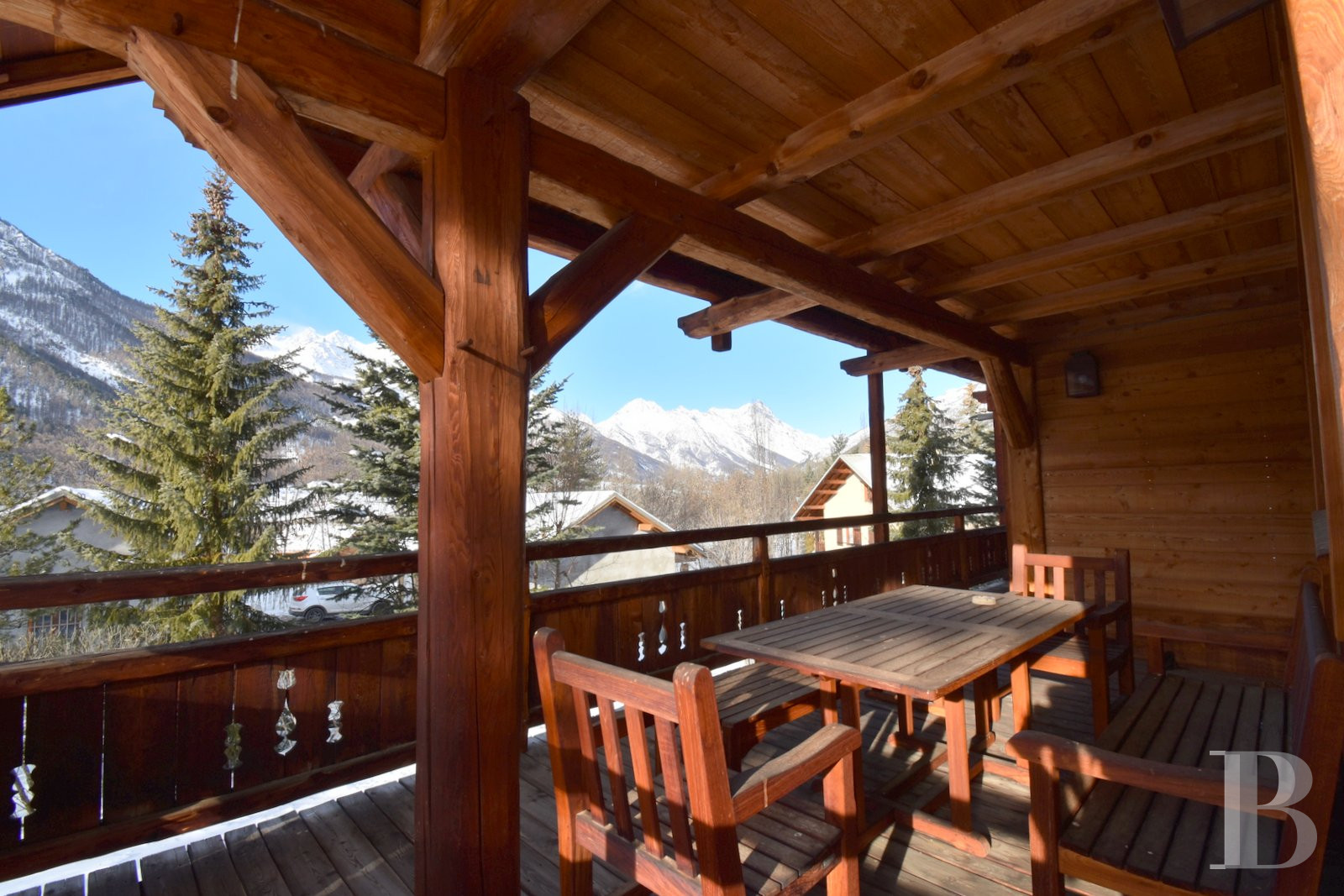 A vast chalet built to the highest standards by the «compagnons du devoir» near Monêtier-les-Bains in the Hautes-Alpes department - photo  n°23