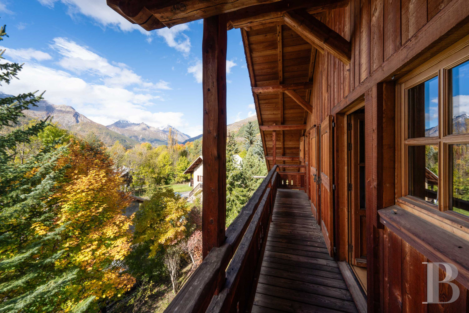 A vast chalet built to the highest standards by the «compagnons du devoir» near Monêtier-les-Bains in the Hautes-Alpes department - photo  n°2