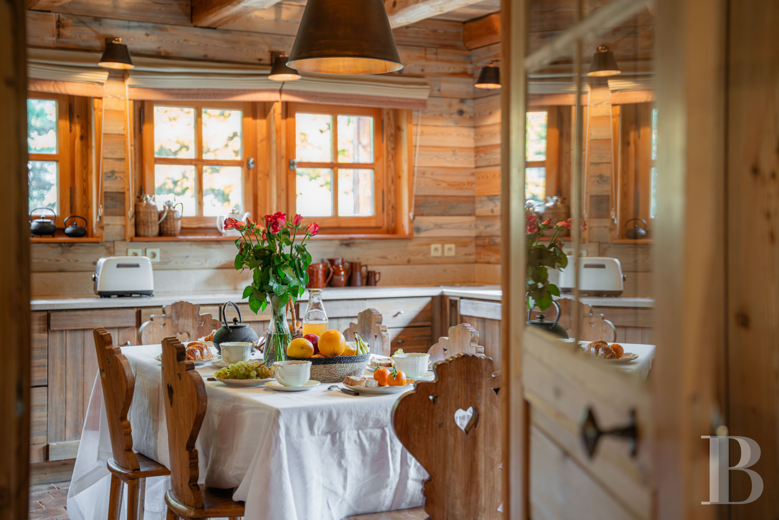 A vast chalet built to the highest standards by the «compagnons du devoir» near Monêtier-les-Bains in the Hautes-Alpes department - photo  n°9
