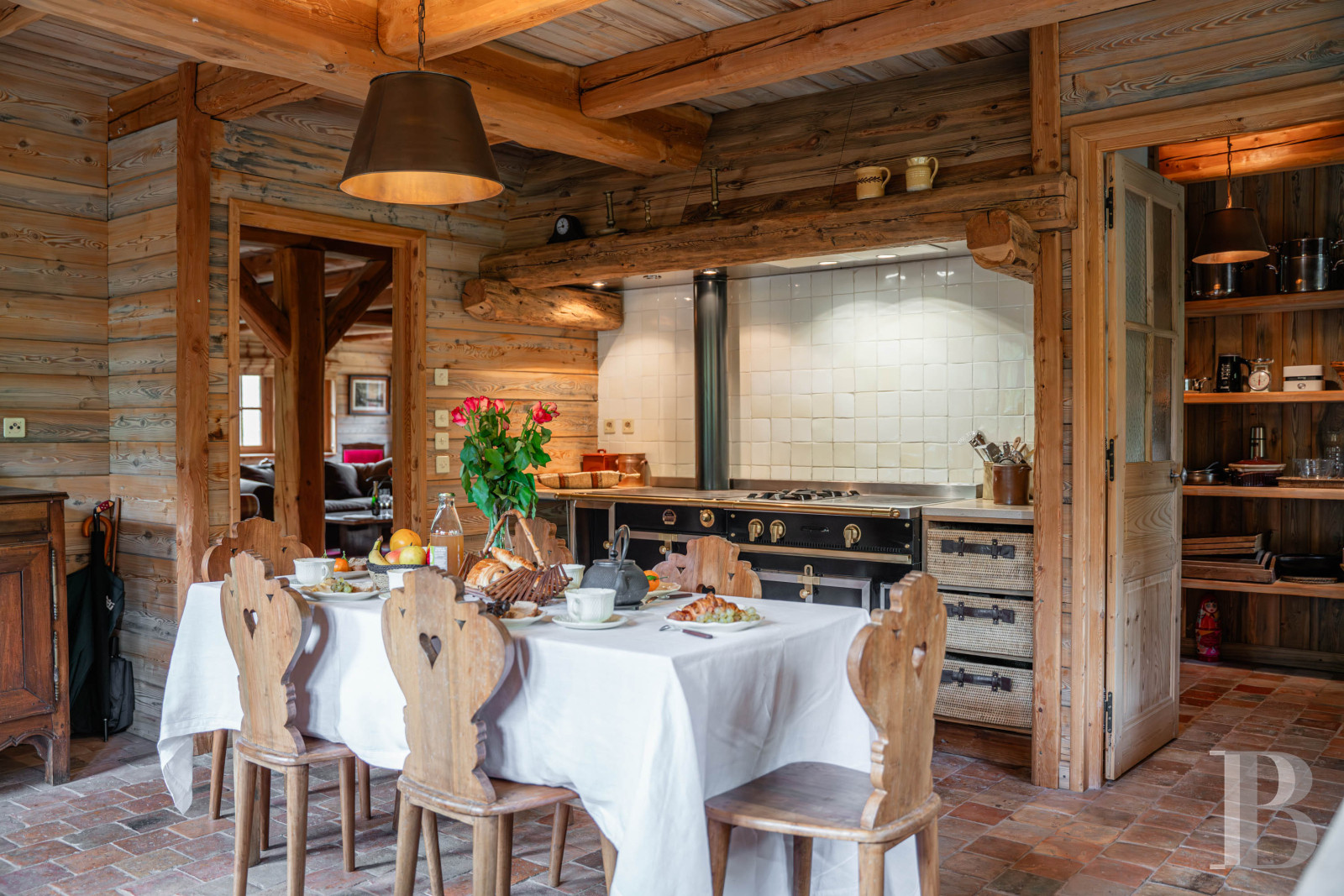 A vast chalet built to the highest standards by the «compagnons du devoir» near Monêtier-les-Bains in the Hautes-Alpes department - photo  n°8
