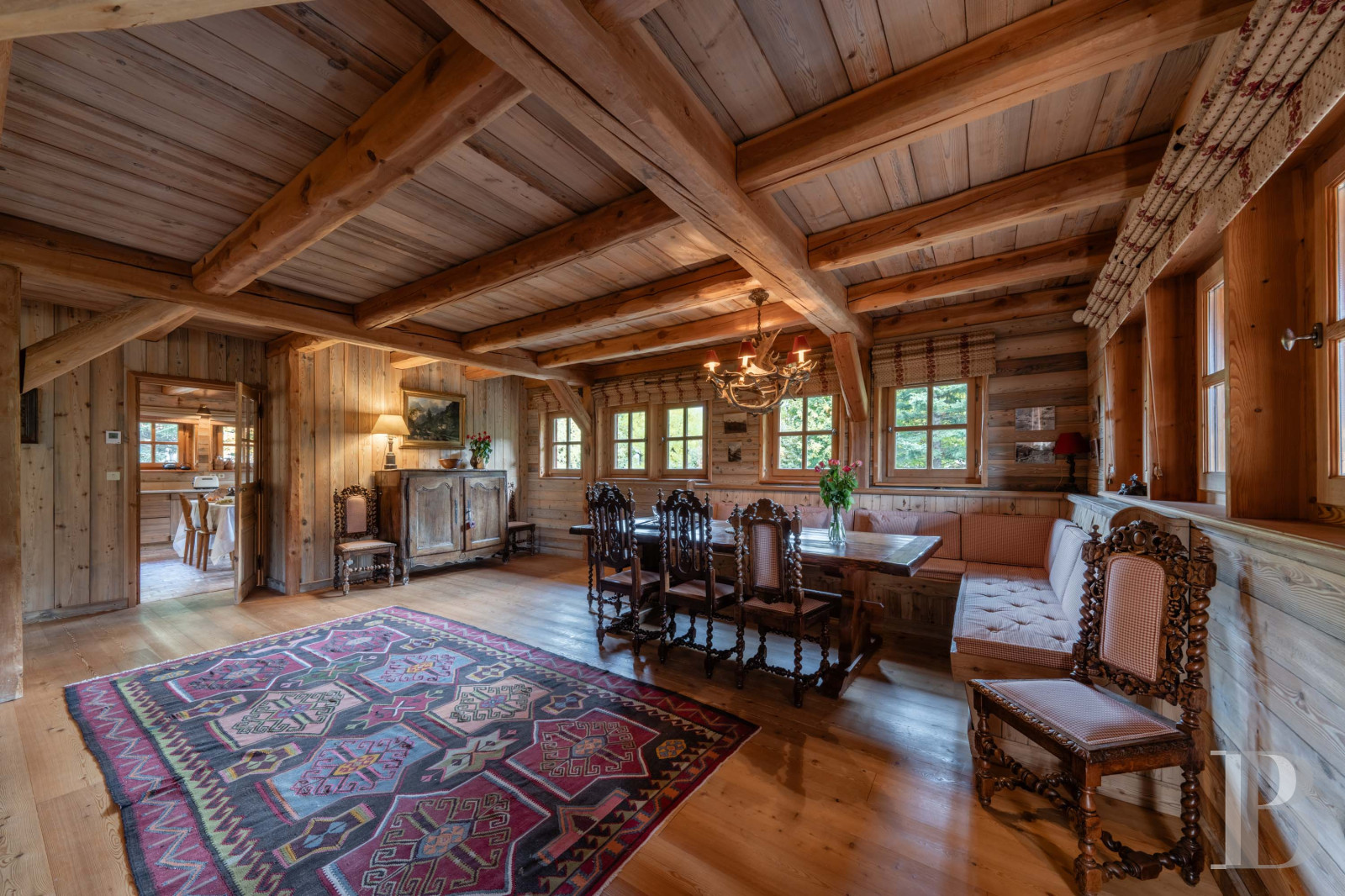 A vast chalet built to the highest standards by the «compagnons du devoir» near Monêtier-les-Bains in the Hautes-Alpes department - photo  n°7
