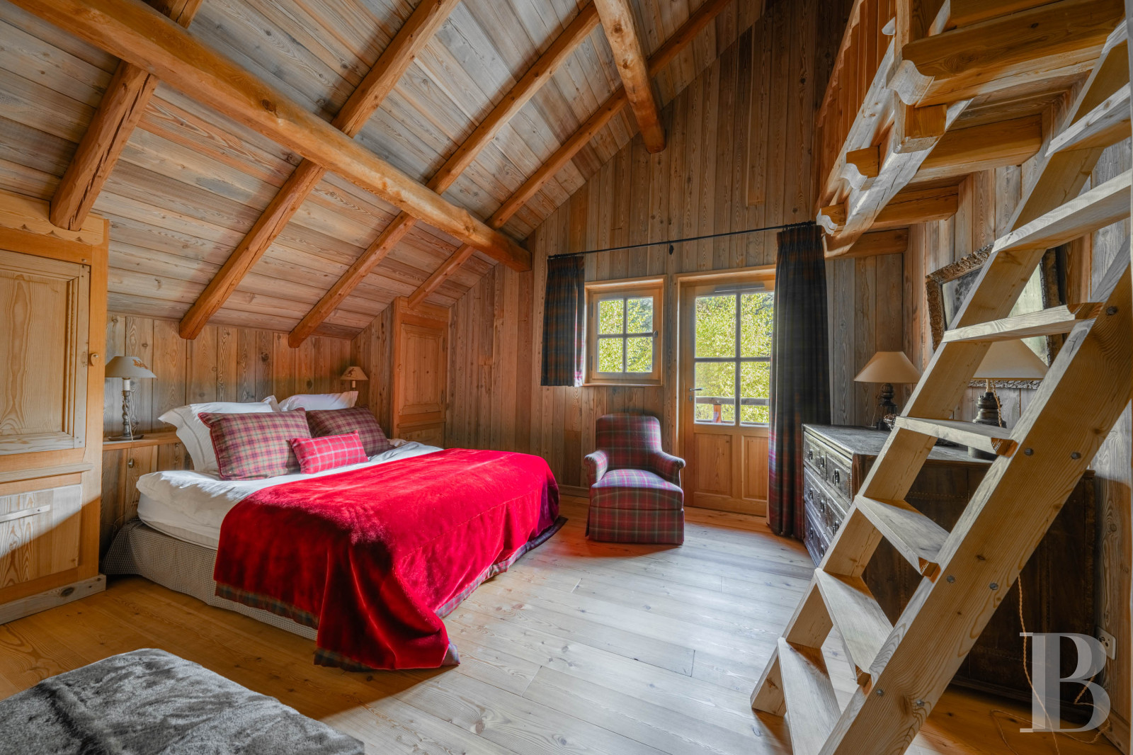 A vast chalet built to the highest standards by the «compagnons du devoir» near Monêtier-les-Bains in the Hautes-Alpes department - photo  n°16