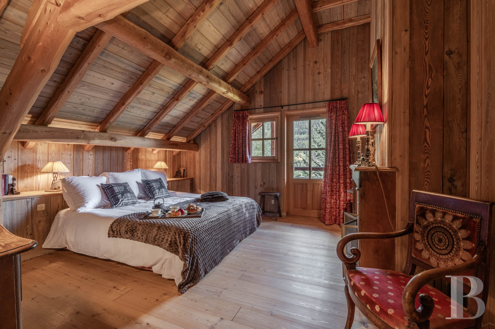 A vast chalet built to the highest standards by the «compagnons du devoir» near Monêtier-les-Bains in the Hautes-Alpes department - photo  n°13
