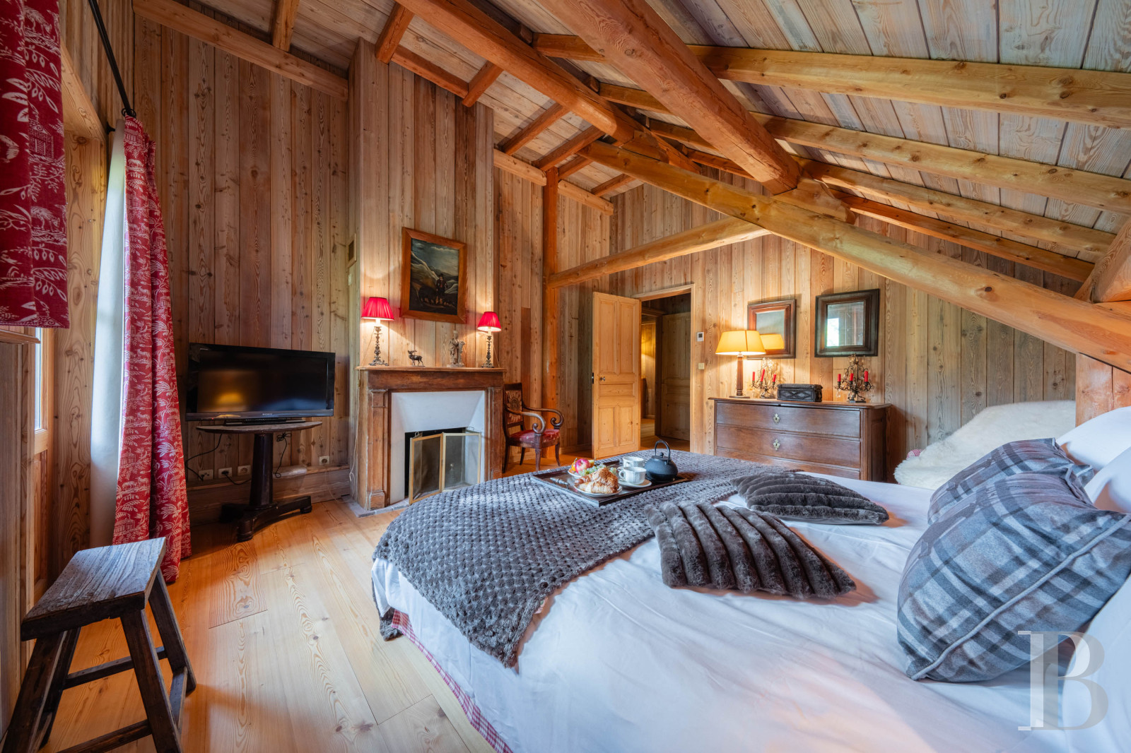 A vast chalet built to the highest standards by the «compagnons du devoir» near Monêtier-les-Bains in the Hautes-Alpes department - photo  n°21