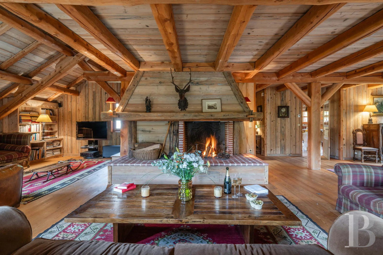 A vast chalet built to the highest standards by the «compagnons du devoir» near Monêtier-les-Bains in the Hautes-Alpes department - photo  n°5