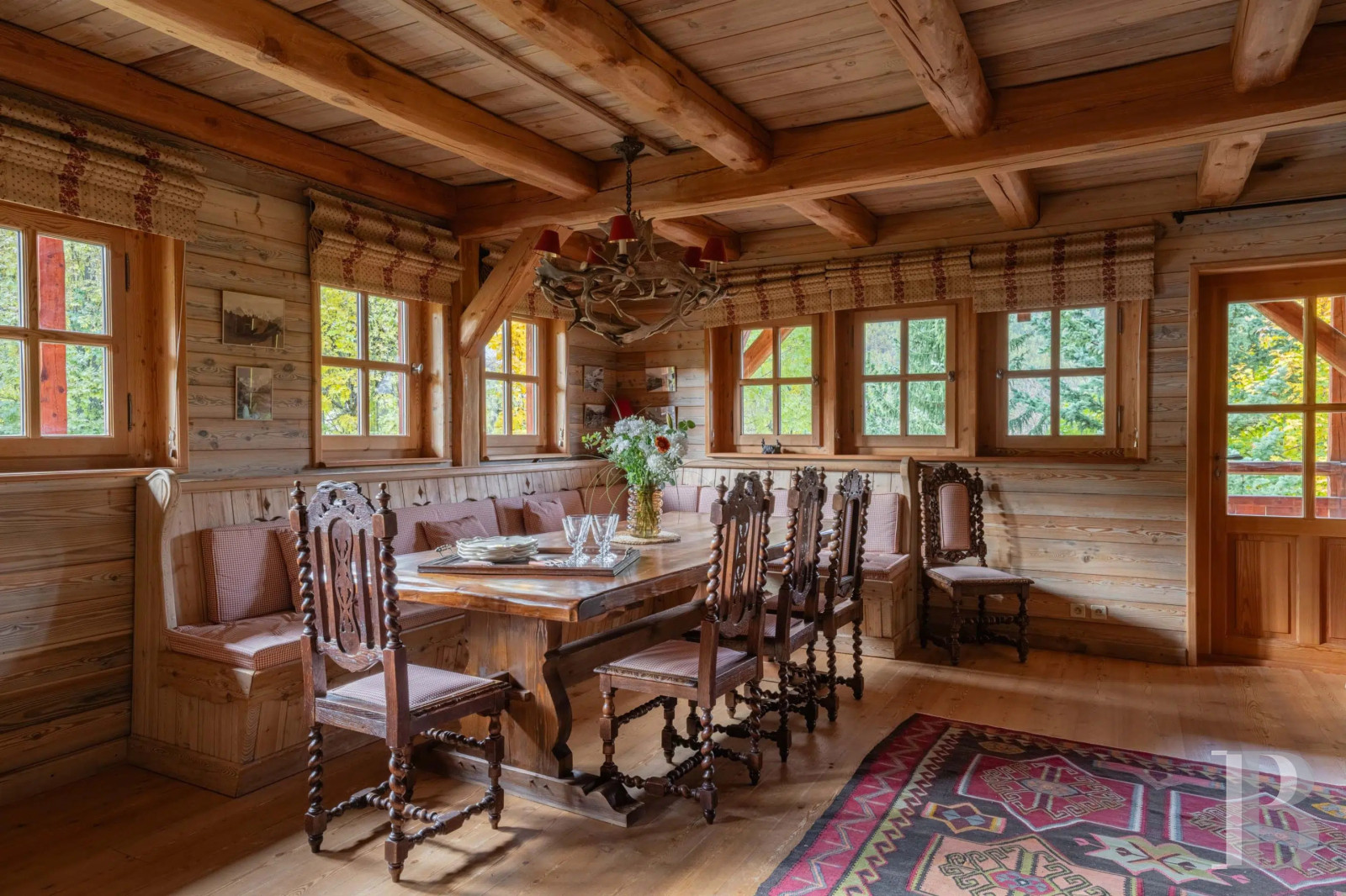 A vast chalet built to the highest standards by the «compagnons du devoir» near Monêtier-les-Bains in the Hautes-Alpes department - photo  n°10