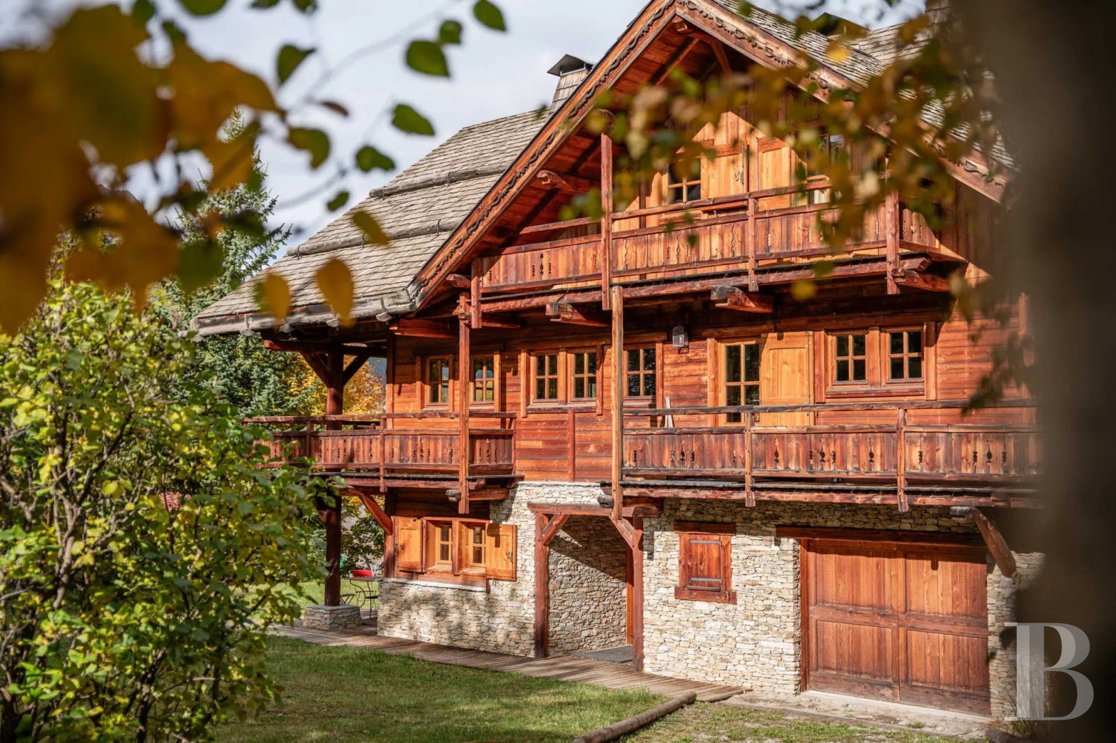 A vast chalet built to the highest standards by the «compagnons du devoir» near Monêtier-les-Bains in the Hautes-Alpes department - photo  n°1