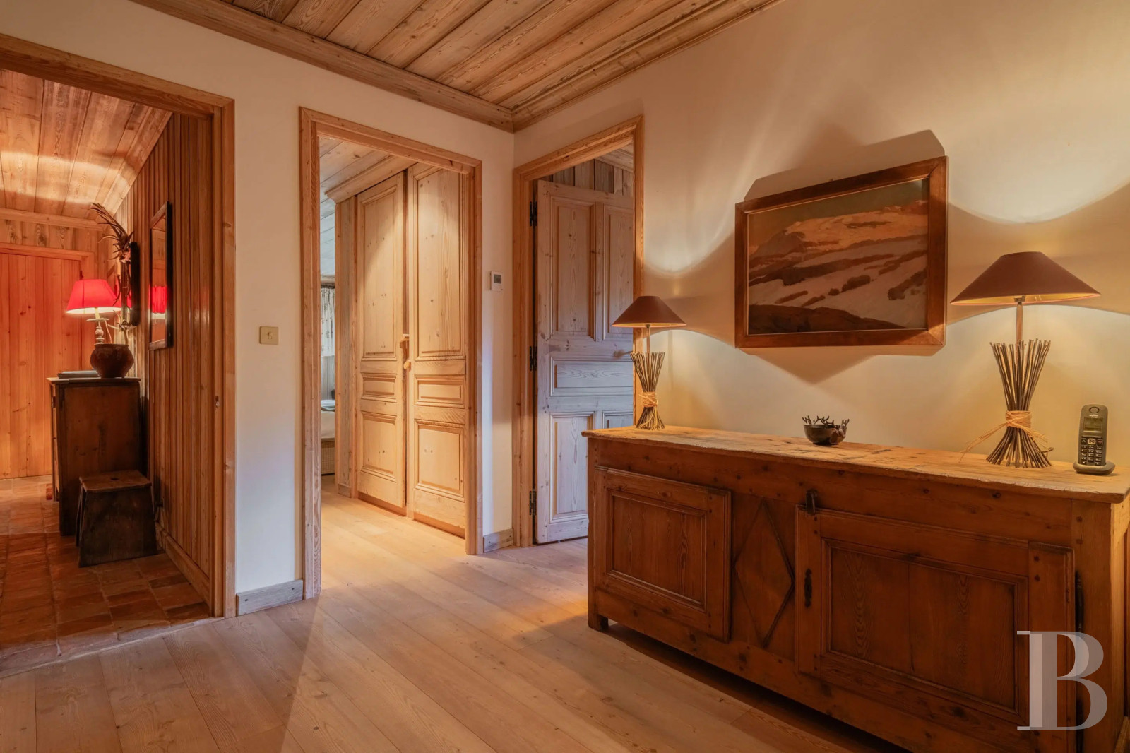 A vast chalet built to the highest standards by the «compagnons du devoir» near Monêtier-les-Bains in the Hautes-Alpes department - photo  n°14