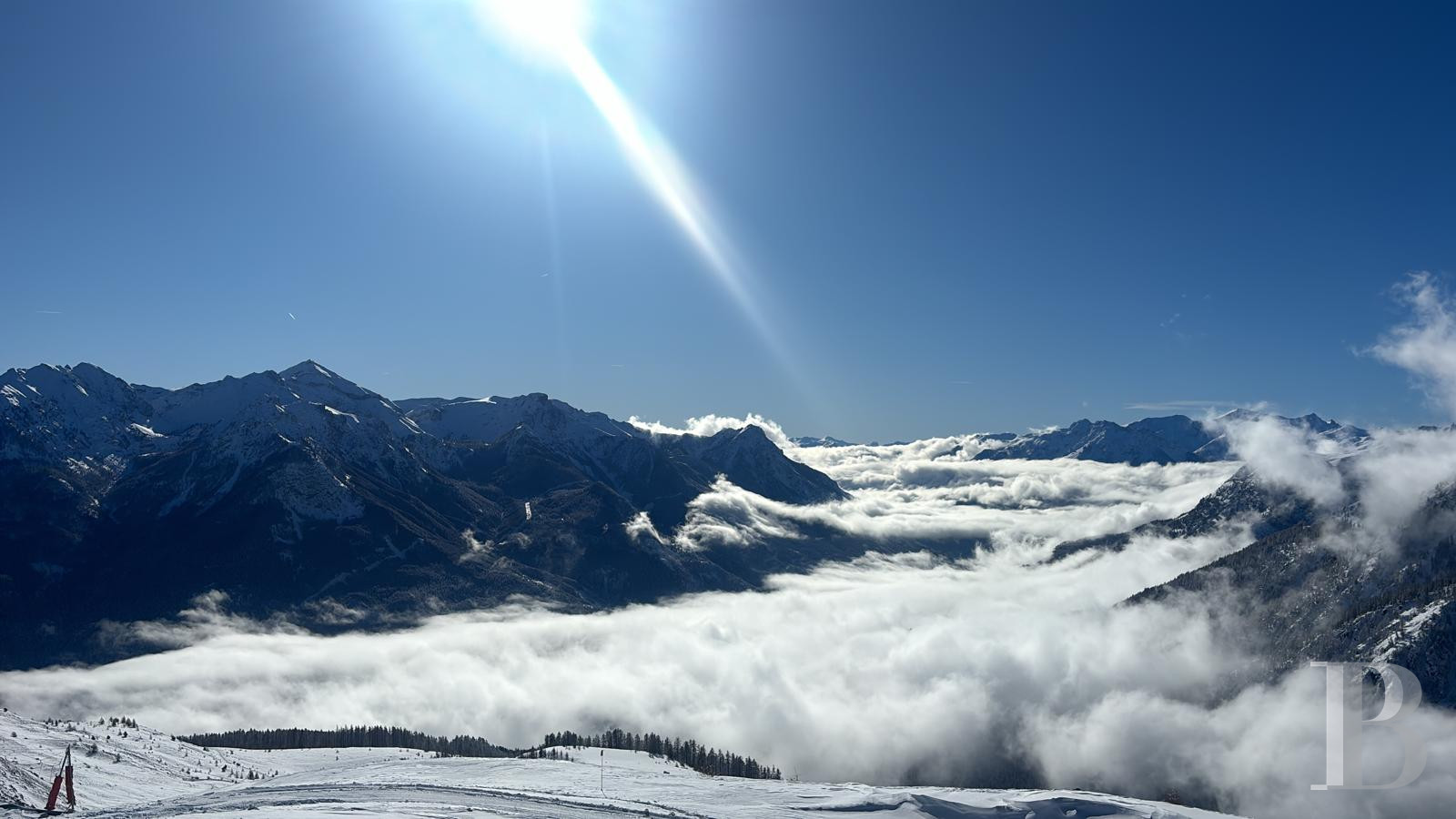 A vast chalet built to the highest standards by the «compagnons du devoir» near Monêtier-les-Bains in the Hautes-Alpes department - photo  n°3
