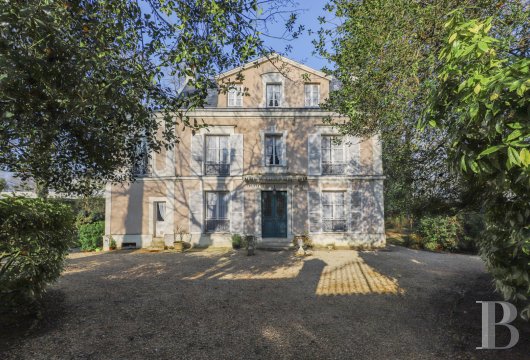 ile-de-france - Une maison bourgeoise de ville, de la fin du 18e s., 
 son pavillon et son jardin, à 30 min de Paris