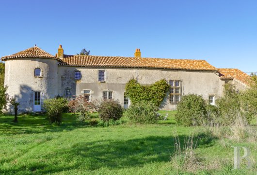 poitou-charentes - In the midst of wooded landscape not far from a subprefecture in the Deux-Sèvres area, a residence firmly established for seven centuries