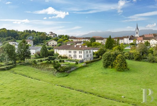 franche-comte - À la lisière d’un bourg au sud du Jura, une demeure du 18e s. et ses dépendances sur plus de 2 ha