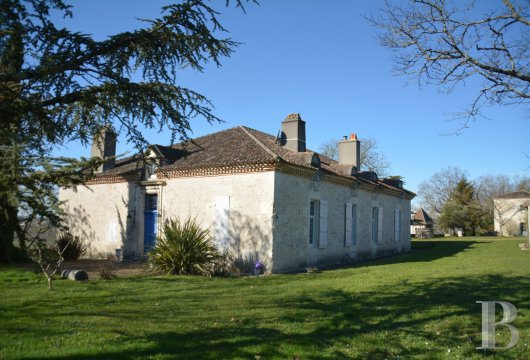 aquitaine - An 18th-century house, a caretaker's cottage and a guesthouse,  surrounded by nearly 14 hectares of land in the heights of the Lot-et-Garonne department, 30 kilometres from Agen