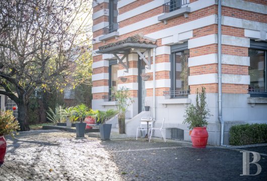 midi-pyrenees - A characterful hillside house with a garden overlooking the surrounding countryside,  nestled in a highly sought-after residential suburb of Toulouse in south-west France