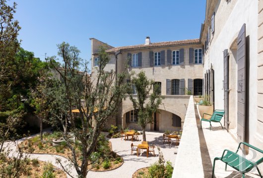 languedoc-roussillon - 15 minutes from Avignon, a stately home with a proud 600-year history, converted into a boutique-hotel, with a garden, swimming pools and a fitness centre