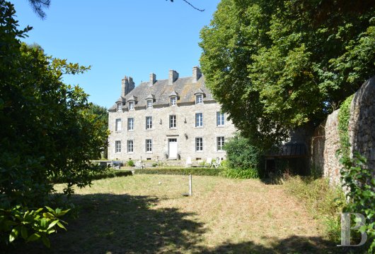 brittany - An 18th-century manor with outbuildings in a 2000-m² enclosed garden in the Finistère area, in the centre of a coastal town, near to the beaches